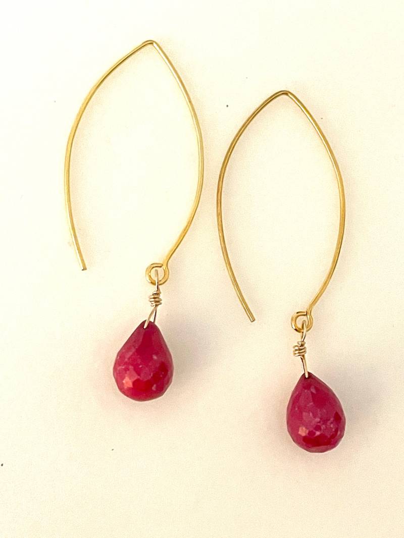 Rubin Ohrringe, Großer Facettierter Tropfen, Echter Edelstein, Roter Rubin, Juli Geburtsstein, Brautschmuck, 14K Gold Fill, Sterling Silber Rubin Ohrringe, Großer Facettierter Tropfen, Echter Edelstein, Roter Rubin, Juli Geburtsstein, Brautschmuck, 14K Gold Fill, Sterling Silber von Linettesjewelrychest