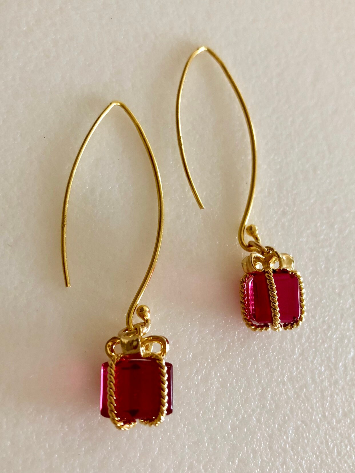 Rubinrote Geschenkohrringe, Rote Glasgeschenkohrringe, Bänder Und Bögen, Weihnachtsohrringe, 24K Gold Vermeil, Sterlingsilber von Linettesjewelrychest