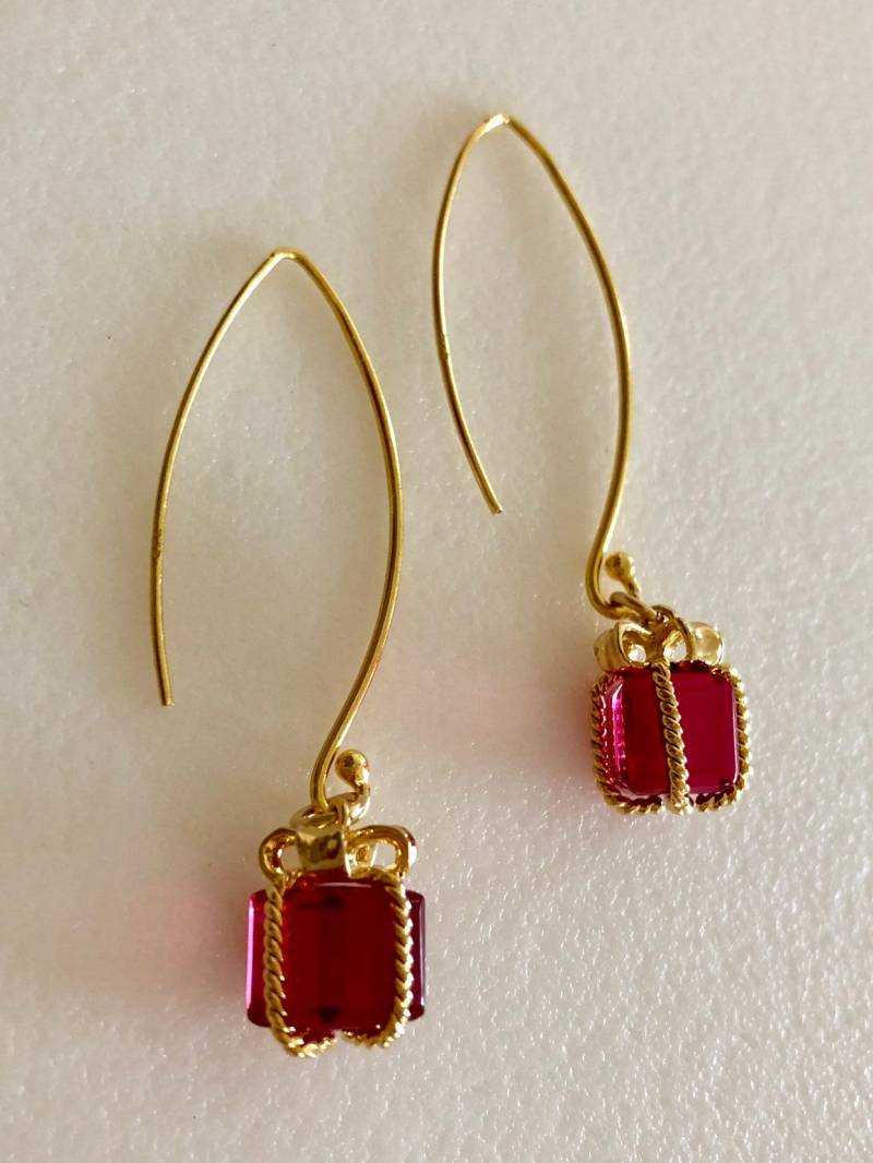 Rubinrote Geschenkohrringe, Rote Glasgeschenkohrringe, Bänder Und Bögen, Weihnachtsohrringe, 24K Gold Vermeil, Sterlingsilber von Linettesjewelrychest