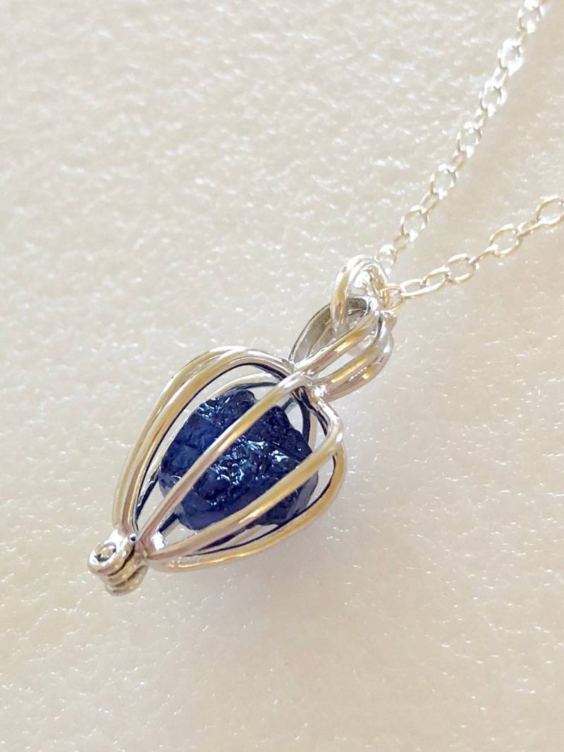 Saphir Käfig Halskette, Sterling Silber Teardrop Käfig, Echter Blauer Saphir, Edelstein, September Birthstone von Linettesjewelrychest