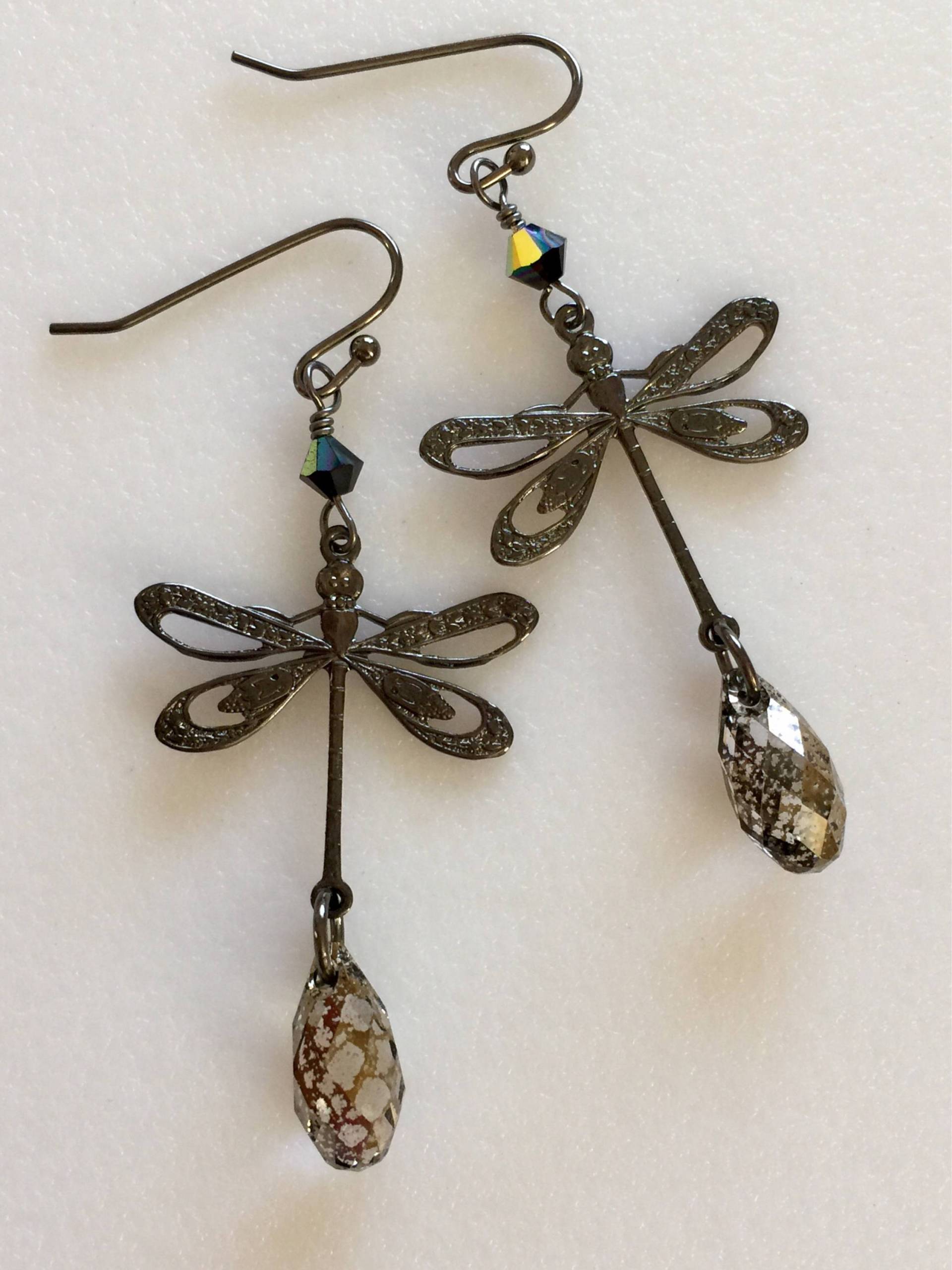 Schwarze Kristall Libellen Ohrringe, Swarovski Schwarz Patina Teardrops, Vintage Schwarze Filigrane Libelle, Waldohrringe von Linettesjewelrychest