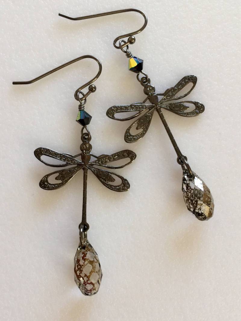 Schwarze Kristall Libellen Ohrringe, Swarovski Schwarz Patina Teardrops, Vintage Schwarze Filigrane Libelle, Waldohrringe von Linettesjewelrychest