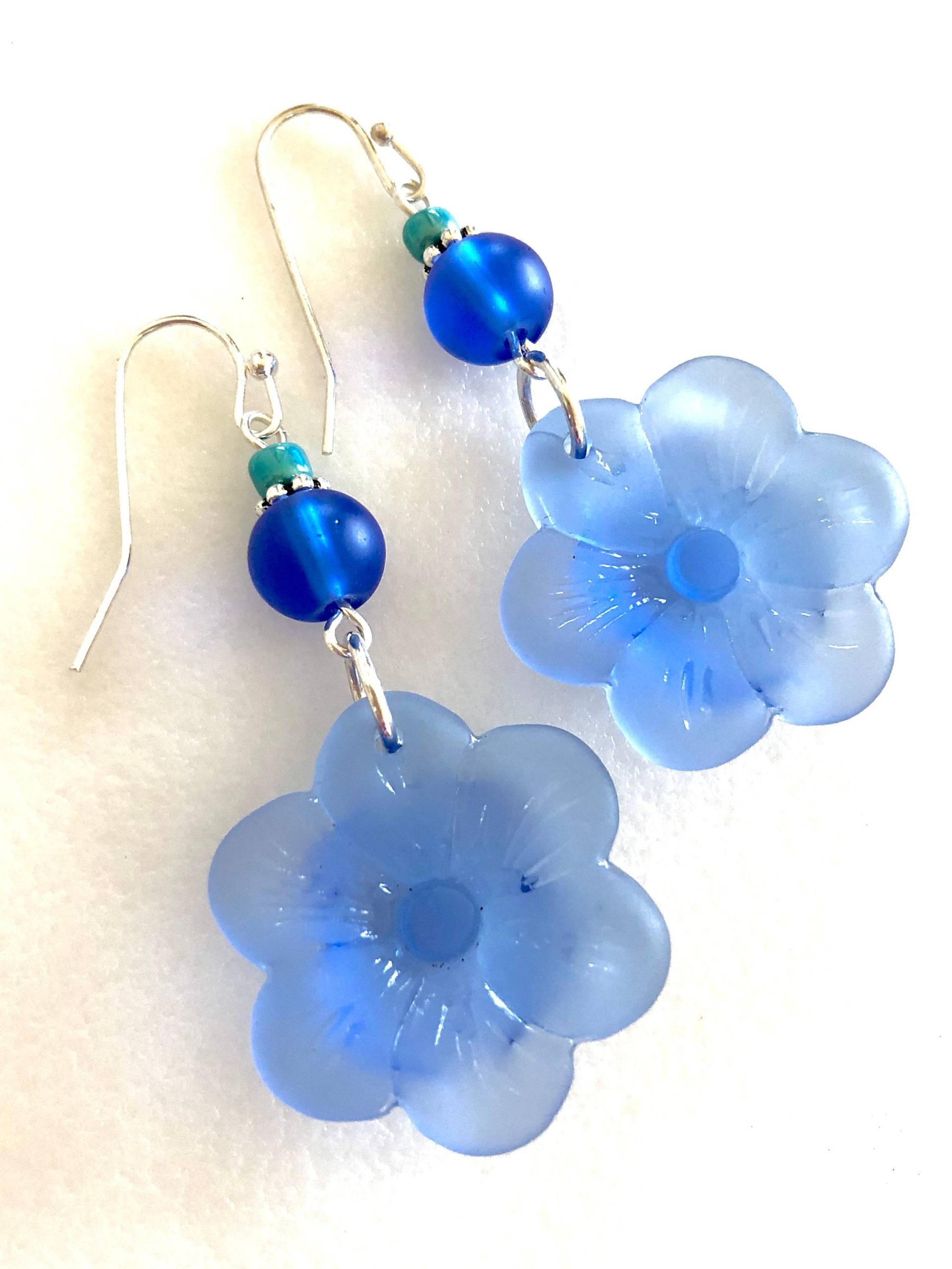 Seeglas Blumen Ohrringe, Blaue Blumen, Strandglas, Heller Saphir/Königsblau Seeglas, Strand von Linettesjewelrychest