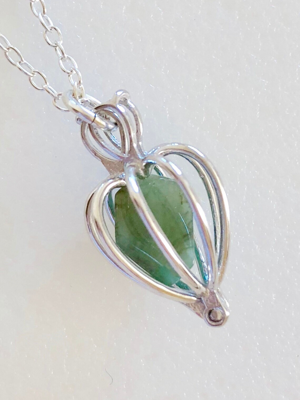 Smaragd Käfig Halskette, Sterling Silber Tropfen Käfig, Echter Grüner Nugget, Edelstein, Mai Birthstone von Linettesjewelrychest