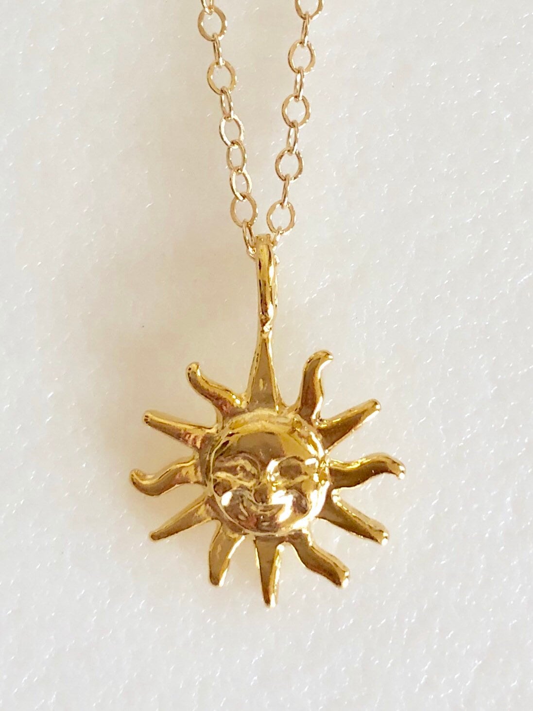 Sonne Halskette, Strahlende Charme, Glückliches Gesicht Anhänger, Petite Sunshine Zarte Gold Vermeil, Fill von Linettesjewelrychest