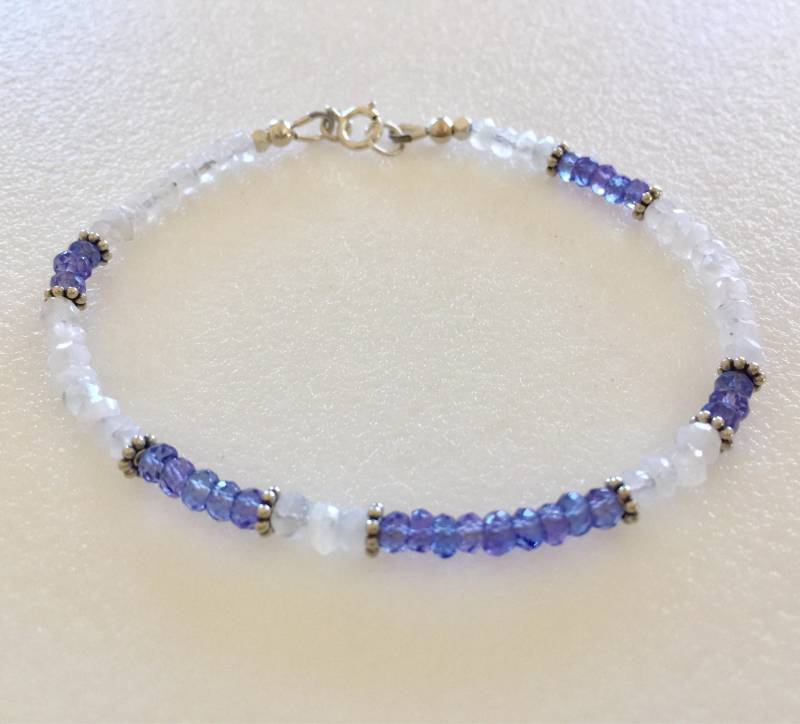Tanzanit Und Regenbogen Mondstein Armband, Periwinkle Blau Luxe Grade Aaa Tanzanite, Dezember Geburtsstein, Sterling Silber Edelstein Armband von Linettesjewelrychest