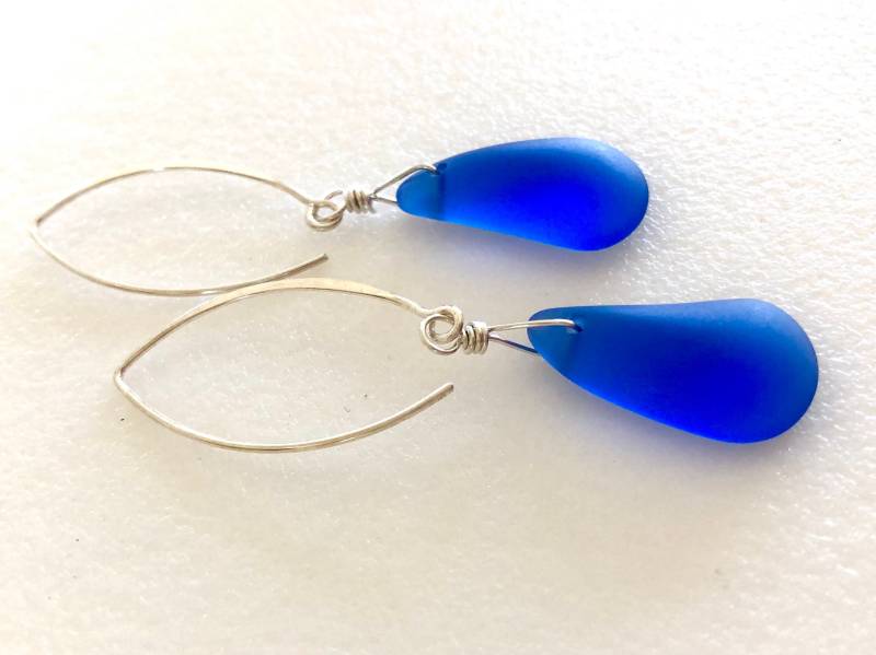 Tief Königliche Kobaltblau Seeglas Ohrringe, Kultivierte Blaue Tropfen, Strand Strandglas, Meer Schmuck, Sterling Silber von Linettesjewelrychest