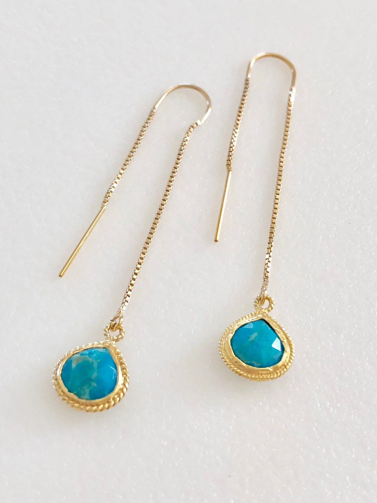Türkisfarbene Einfädler-Ohrringe, Aquablauer Türkis, Türkisfarbene Briolettes Mit Goldener Lünette, 14K Gold Fill Box Chain Einfädler, Trendige von Linettesjewelrychest