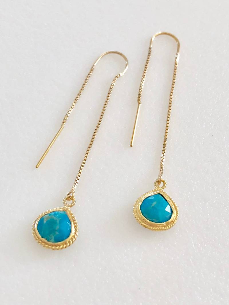 Türkisfarbene Einfädler-Ohrringe, Aquablauer Türkis, Türkisfarbene Briolettes Mit Goldener Lünette, 14K Gold Fill Box Chain Einfädler, Trendige von Linettesjewelrychest