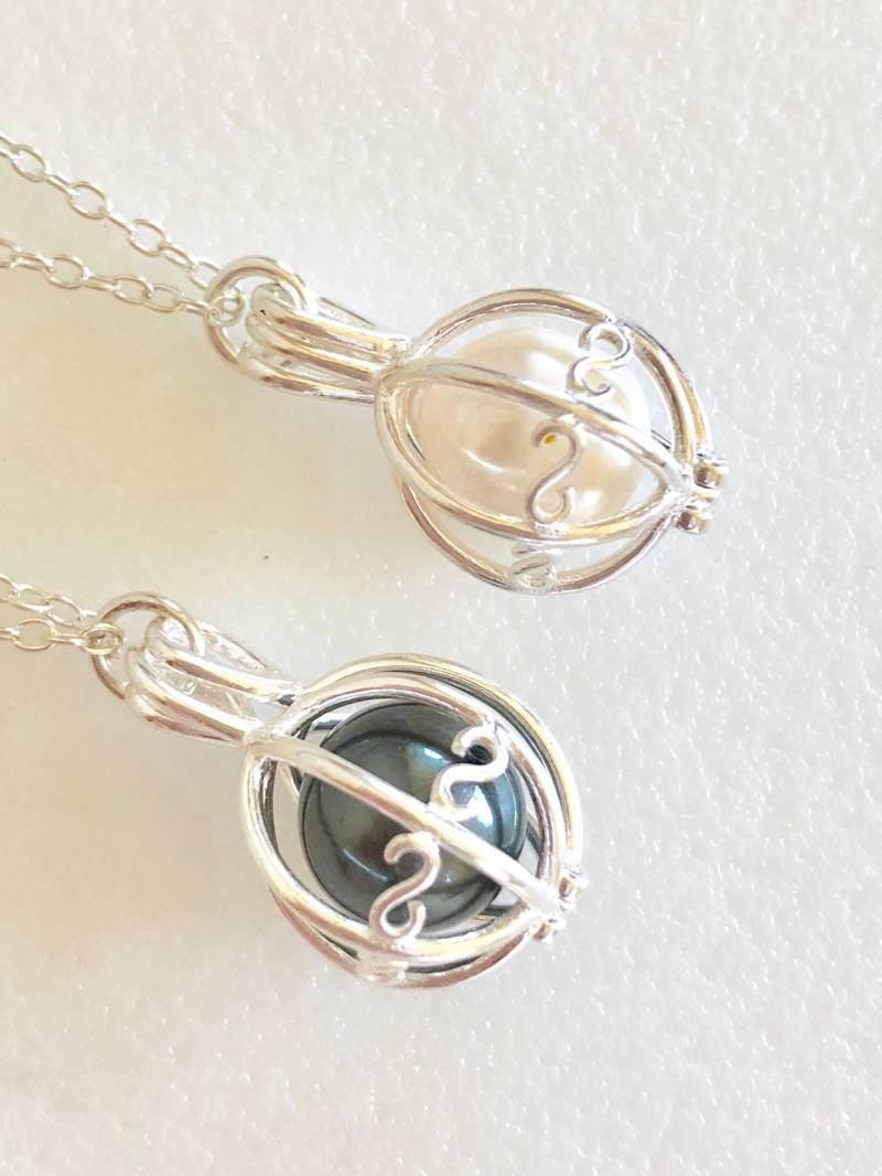sterling Silber Perle Käfig Halskette, Echte Süßwasserperle, Weiße Perle, Schwarze Juni Geburtsstein, Zart, Brautschmuck sterling Silber Perle Käfig Halskette, Echte Süßwasserperle, Weiße Perle, Schwarze Juni Geburtsstein, Zart, Brautschmuck von Linettesjewelrychest
