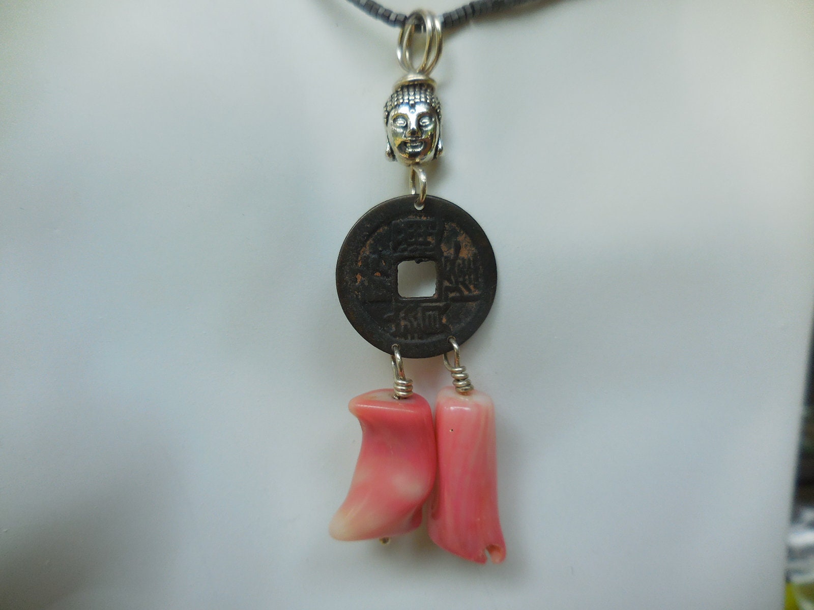 Menschen Halskette Mit Zinn Buddha Kopf, Coin Body & Coral Stiefel von LingYenDesigns