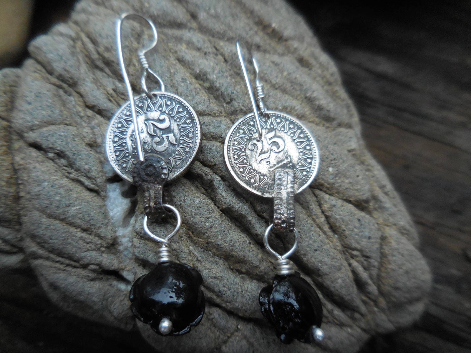 Ohrhaken Aus Sterlingsilber Mit Münze Und Schwarzen Rosen Harz von LingYenDesigns
