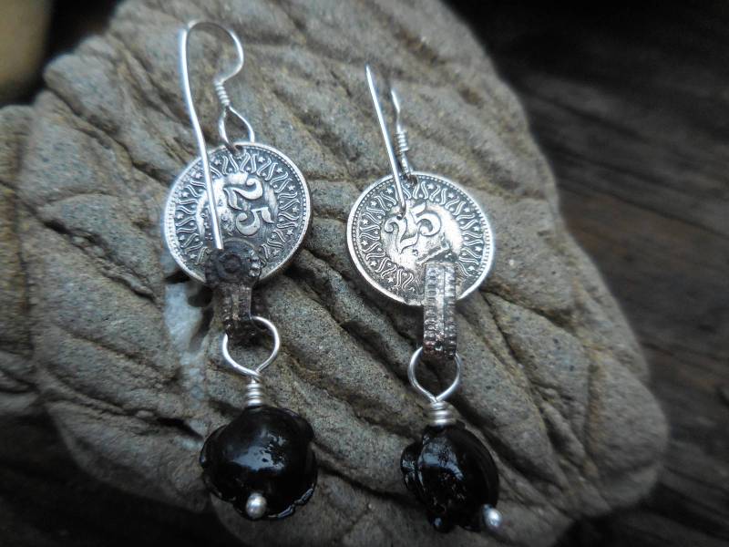 Ohrhaken Aus Sterlingsilber Mit Münze Und Schwarzen Rosen Harz Ohrhaken Aus Sterlingsilber Mit Münze Und Schwarzen Rosen Harz von LingYenDesigns