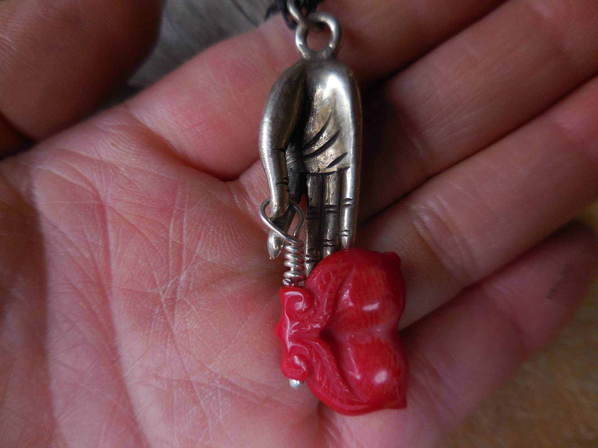 Peaches in Hand-Aus Messing, Stahl Und Koralle von LingYenDesigns