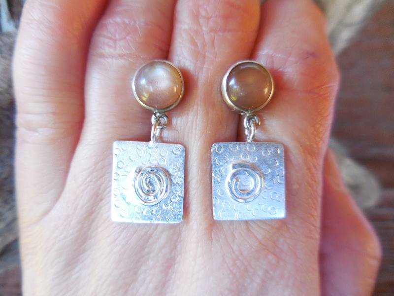 Pfirsich Mondstein Mit Spirale Aus Sterling Silber Pfirsich Mondstein Mit Spirale Aus Sterling Silber von LingYenDesigns