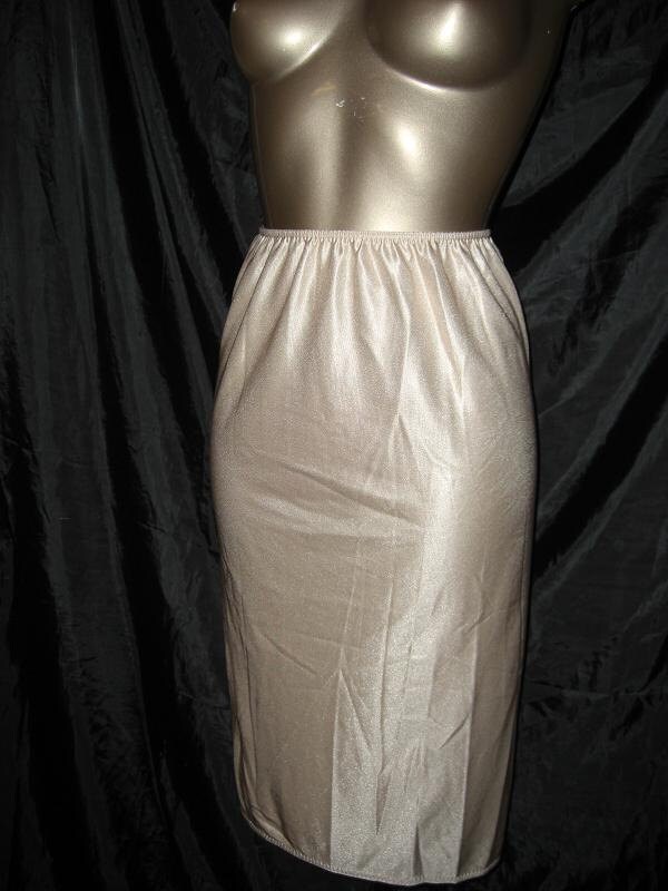Vintage Mini Slip Größe 12 14 Gold Glanz Glatt Nyon Vintage Mini Slip Größe 12 14 Gold Glanz Glatt Nyon von LingerieClothingShop