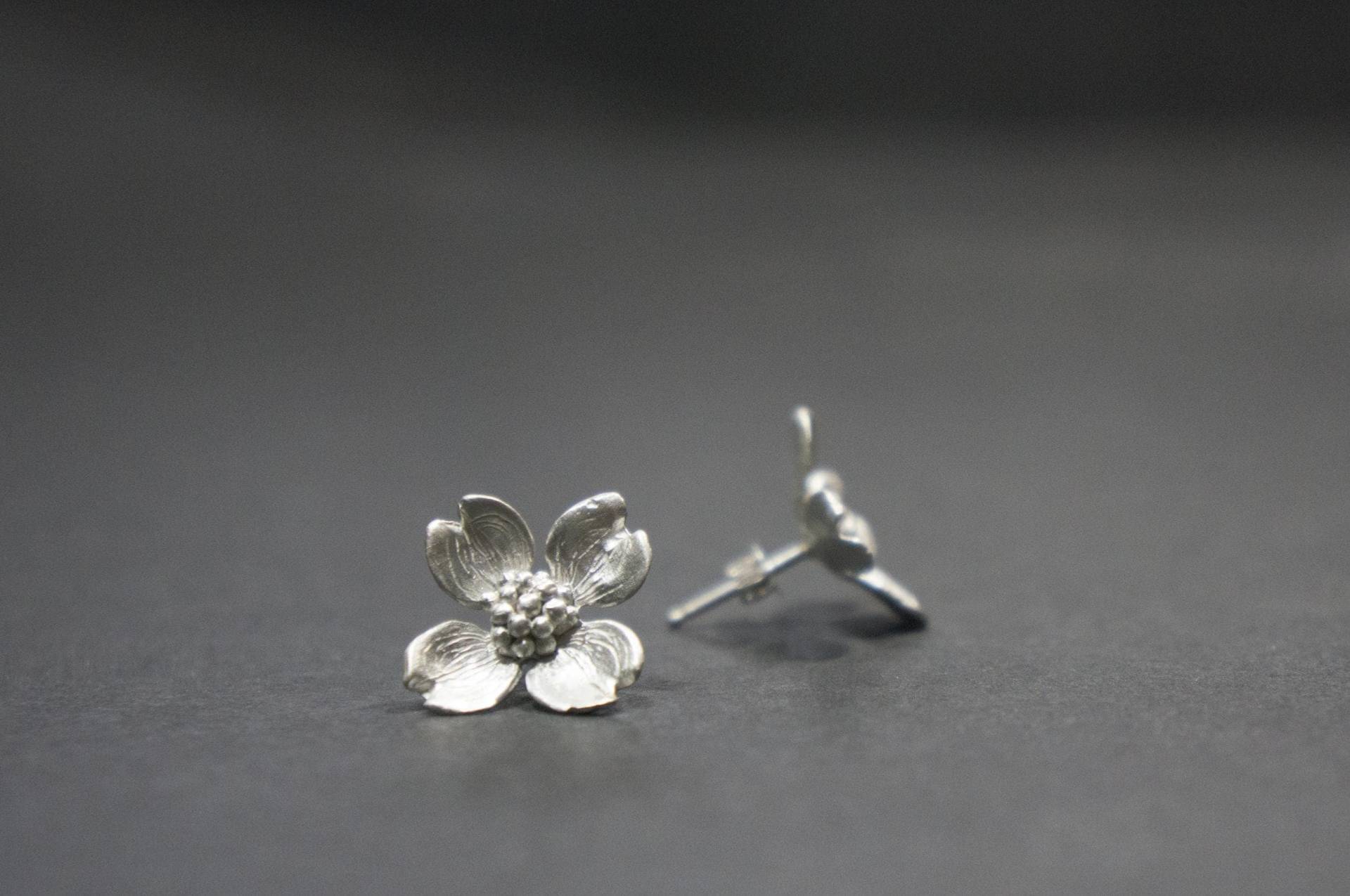 Handgemachter Blumen Ohrstecker Aus Sterling Silber von LinhanZhangJewelry