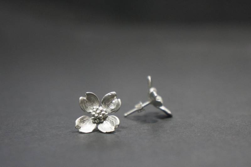 Handgemachter Blumen Ohrstecker Aus Sterling Silber Handgemachter Blumen Ohrstecker Aus Sterling Silber von LinhanZhangJewelry