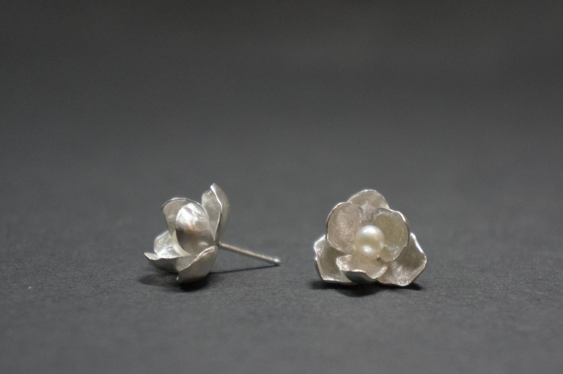 sterling Silber Jasmin Blumen Ohrringe Süßwasser Perle Ohrstecker von LinhanZhangJewelry