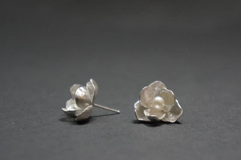 sterling Silber Jasmin Blumen Ohrringe Süßwasser Perle Ohrstecker sterling Silber Jasmin Blumen Ohrringe Süßwasser Perle Ohrstecker von LinhanZhangJewelry