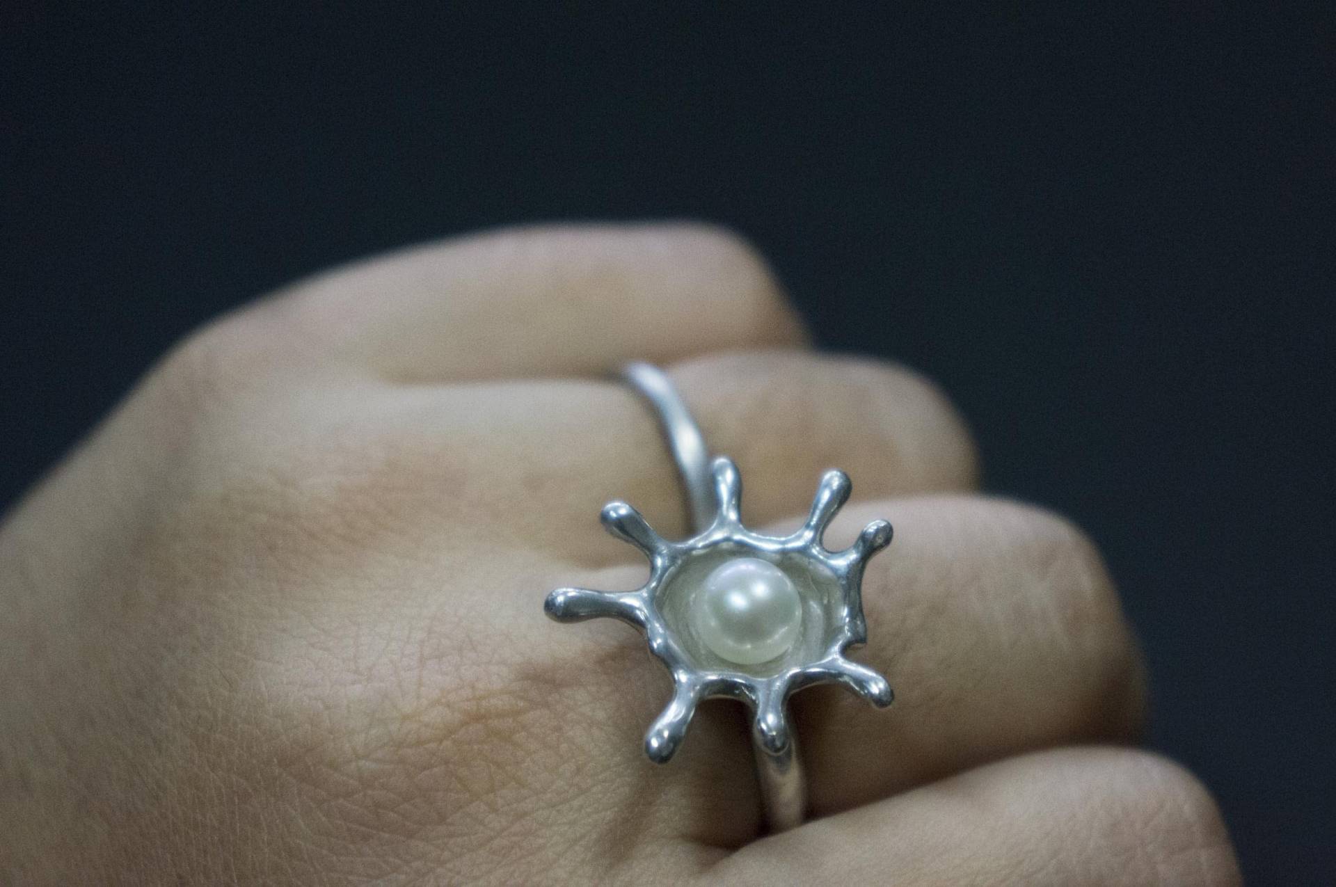 sterling Silber Spritzwasser Ring Mit Süßwasser Perle in Der Mitte von LinhanZhangJewelry