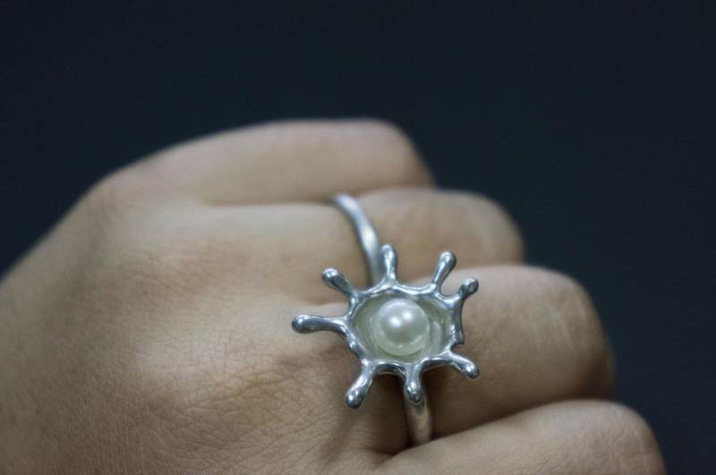 sterling Silber Spritzwasser Ring Mit Süßwasser Perle in Der Mitte sterling Silber Spritzwasser Ring Mit Süßwasser Perle in Der Mitte von LinhanZhangJewelry