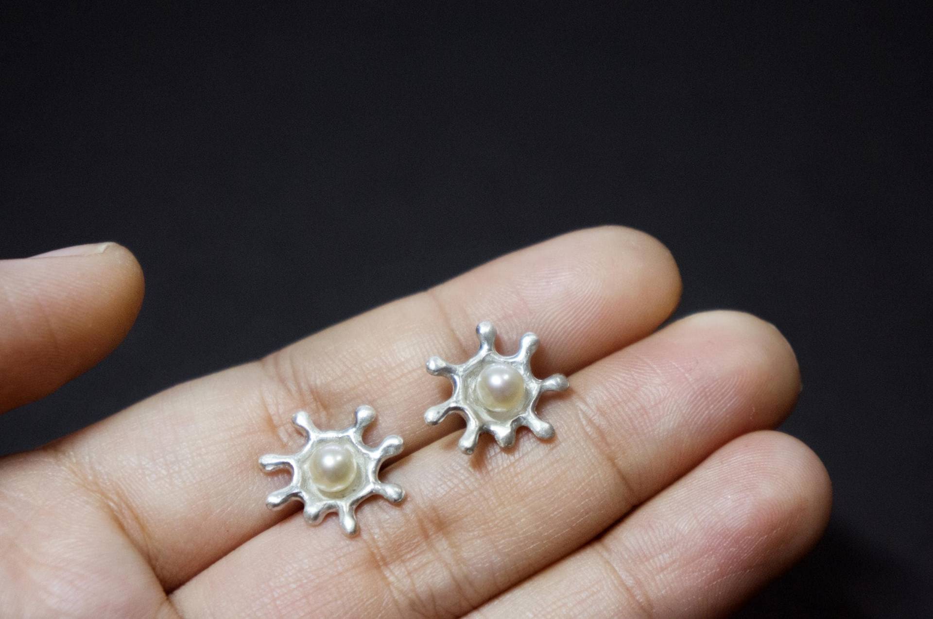 sterling Silber Wasser Spritzen Ohrring Mit Süßwasserperle, Gegossen Blume Serie von LinhanZhangJewelry