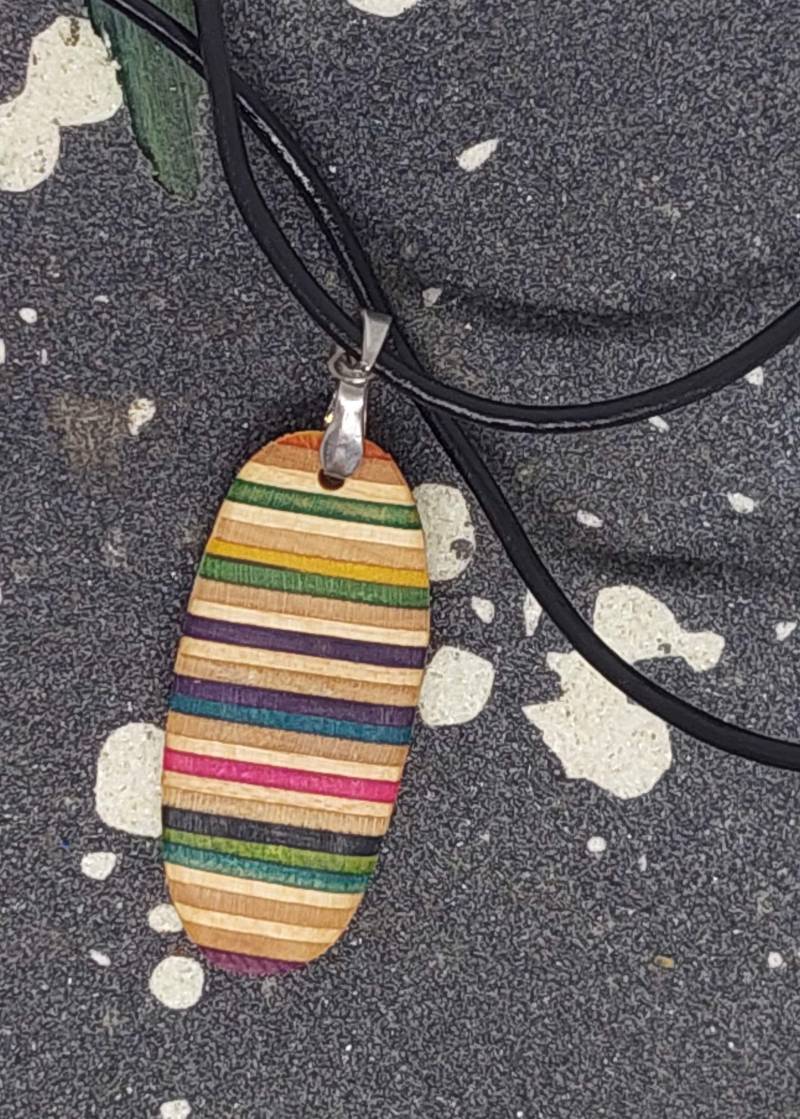 Skateboard Kettenanhänger Mit Band - Leder Oder Vegan Upcycling Holzanhänger Aus Alten Skateboards Hergestellt Skateboard Kettenanhänger Mit Band - Leder Oder Vegan Upcycling Holzanhänger Aus Alten Skateboards Hergestellt von LinietteKreativ