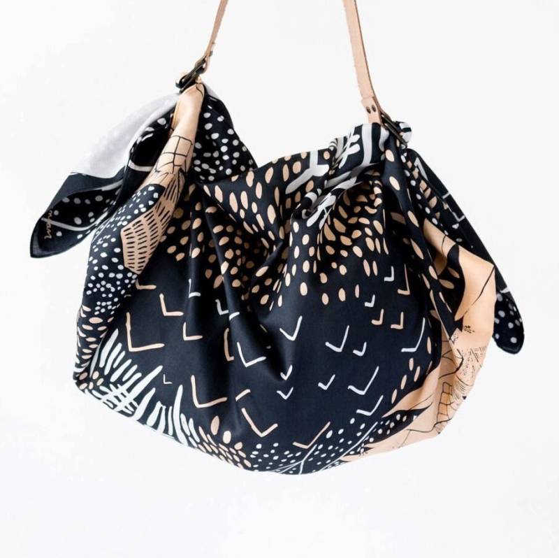 Mountain Blossom Midnight Blue Furoshiki & Leder Trageriemen Set Mountain Blossom Midnight Blue Furoshiki & Leder Trageriemen Set von LinkCollective