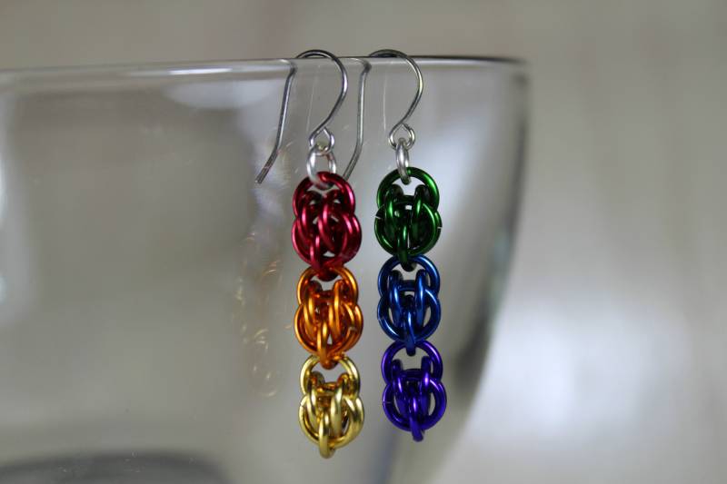 Sweetpea Chain Maille Regenbogen Stolz Ohrringe Lgbtqia von LinksBySarah