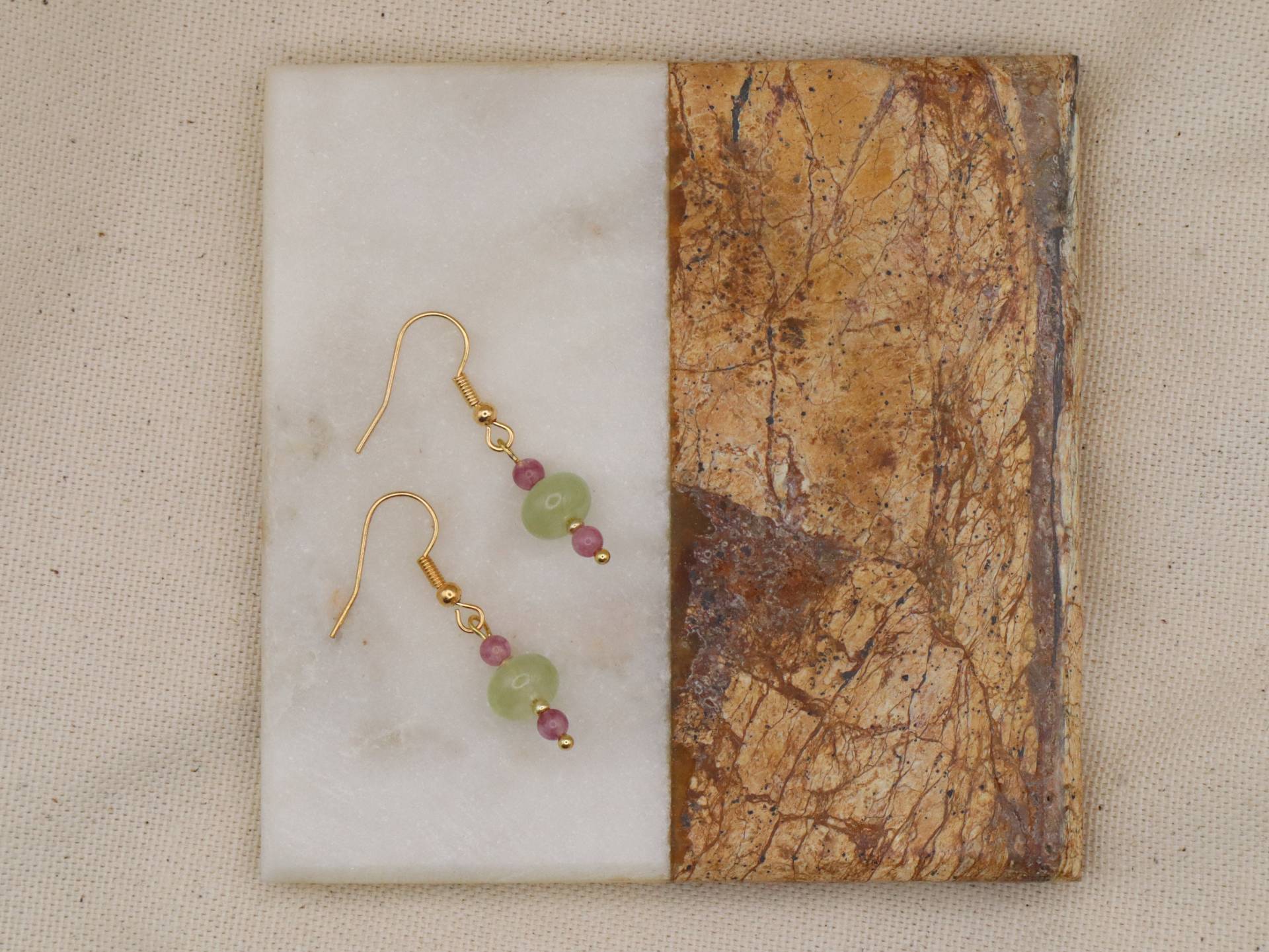 Bunte Hängeohrringe Mit Grüner Jade Und Rosa Granatperlen | Goldene Ohrringe Aus Edelstein Freya Bunte Hängeohrringe Mit Grüner Jade Und Rosa Granatperlen | Goldene Ohrringe Aus Edelstein Freya von LinneaJewelleryDE