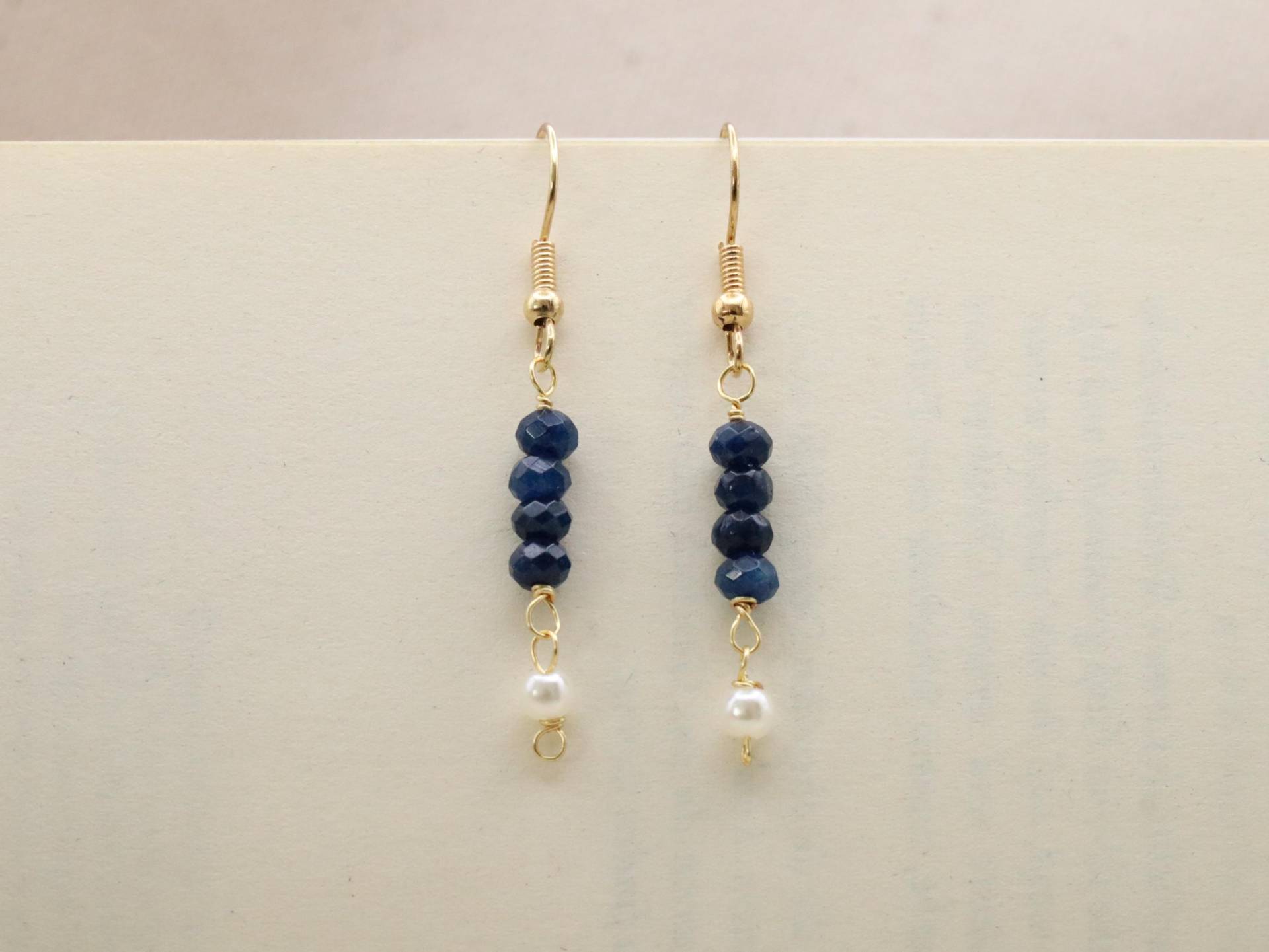 Edelstein Perlenohrringe Mit Blauem Chalcedon Und Weißer Schmuckperle | Elegante Hängeohrringe Facettierten Naturstein Perlen Luise Edelstein Perlenohrringe Mit Blauem Chalcedon Und Weißer Schmuckperle | Elegante Hängeohrringe Facettierten Naturstein Perlen Luise von LinneaJewelleryDE