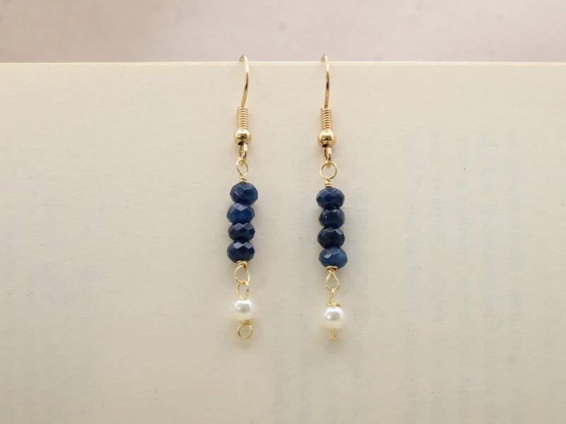 Edelstein Perlenohrringe Mit Blauem Chalcedon Und Weißer Schmuckperle | Elegante Hängeohrringe Facettierten Naturstein Perlen Luise Edelstein Perlenohrringe Mit Blauem Chalcedon Und Weißer Schmuckperle | Elegante Hängeohrringe Facettierten Naturstein Perlen Luise von LinneaJewelleryDE
