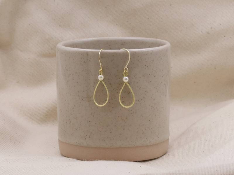 Elegante Goldene Ohrringe Mit Weißer Perle | Schlichte Hängeohrringe Für Hochzeit, Alltag, Geburtstag Ella Elegante Goldene Ohrringe Mit Weißer Perle | Schlichte Hängeohrringe Für Hochzeit, Alltag, Geburtstag Ella von LinneaJewelleryDE