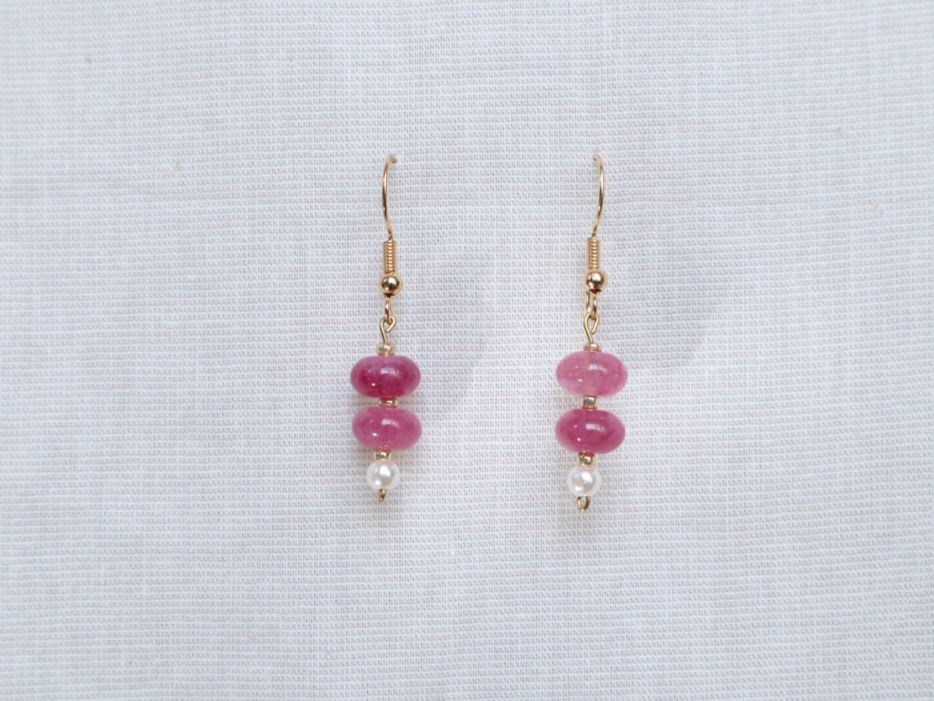 Elegante Ohrringe Aus Rosa Erdbeerquarz Und Einer Weißen Perle | Echtem Naturstein, Edelstein Delia Elegante Ohrringe Aus Rosa Erdbeerquarz Und Einer Weißen Perle | Echtem Naturstein, Edelstein Delia von LinneaJewelleryDE