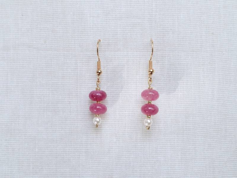 Elegante Ohrringe Aus Rosa Erdbeerquarz Und Einer Weißen Perle | Echtem Naturstein, Edelstein Delia von LinneaJewelleryDE