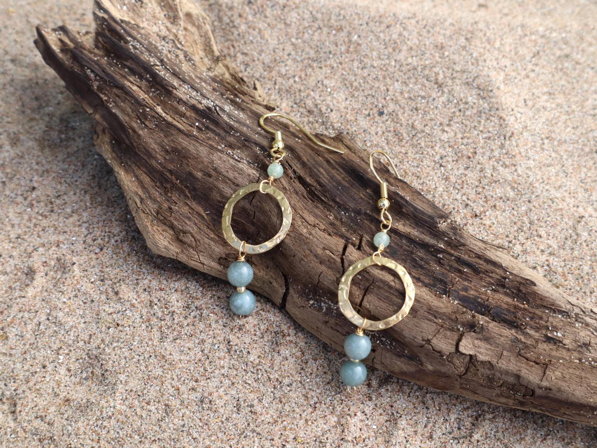 Goldene Boho Ohrringe Mit Blau-Grünem Chalcedon Und Rundem Messing-Detail Goldene Boho Ohrringe Mit Blau-Grünem Chalcedon Und Rundem Messing-Detail von LinneaJewelleryDE