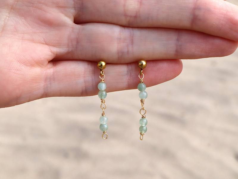 Goldene Boho Ohrringe Mit Blauem Chalcedon | Elegante Hängeohrringe Facettierten Perlen Aus Echtem Naturstein Goldene Boho Ohrringe Mit Blauem Chalcedon | Elegante Hängeohrringe Facettierten Perlen Aus Echtem Naturstein von LinneaJewelleryDE