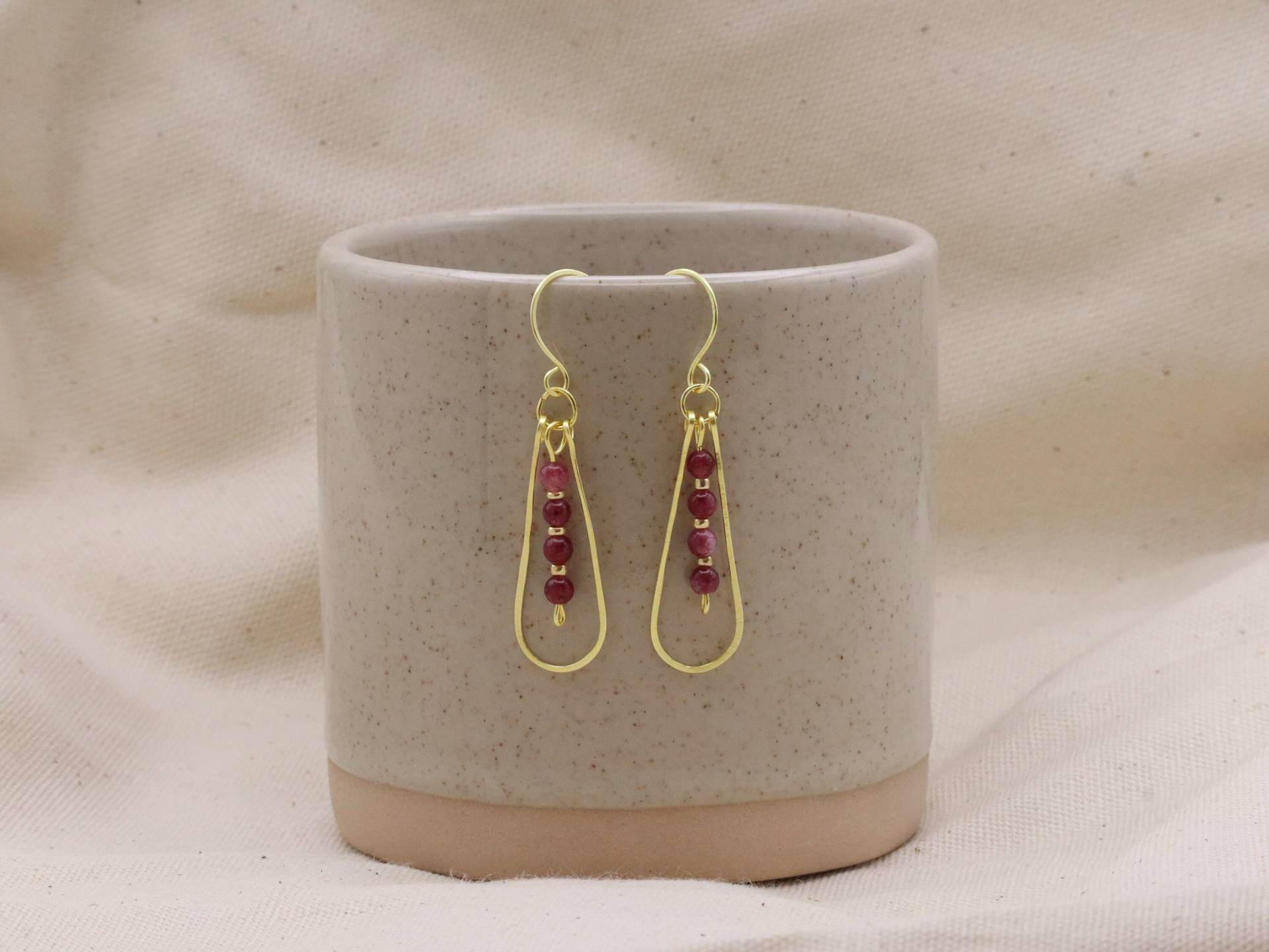 Goldene Tropfenohrringe Mit Perlenstrang Aus Granat-Edelsteinen | Edle Ohrringe Rotem Naturstein Aurora Goldene Tropfenohrringe Mit Perlenstrang Aus Granat-Edelsteinen | Edle Ohrringe Rotem Naturstein Aurora von LinneaJewelleryDE