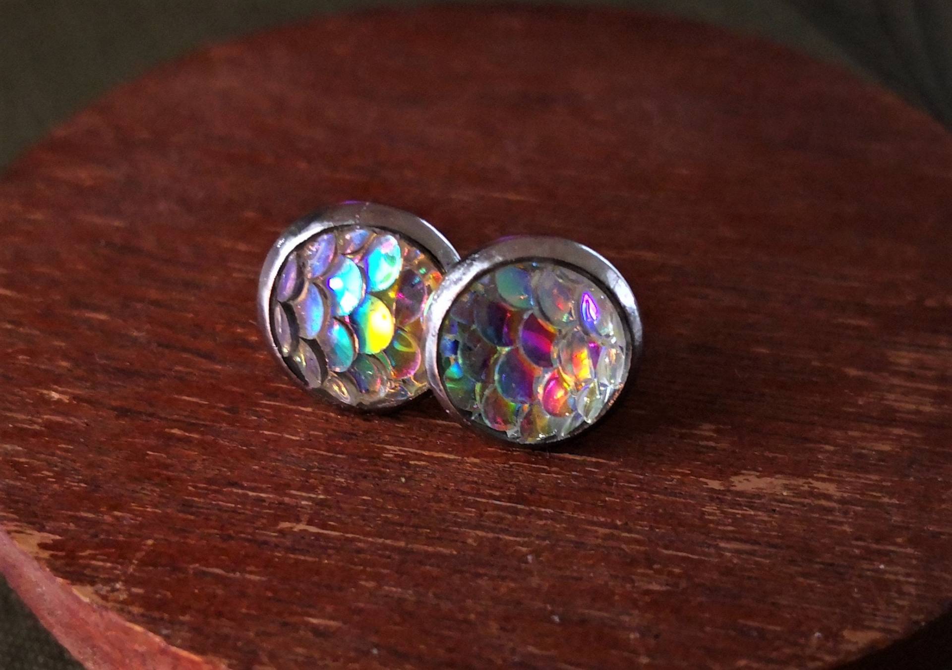 Ohrstecker "Schuppen" Perlmutfarbend, 12mm Ohrstecker "Schuppen" Perlmutfarbend, 12mm von Linneaseifen