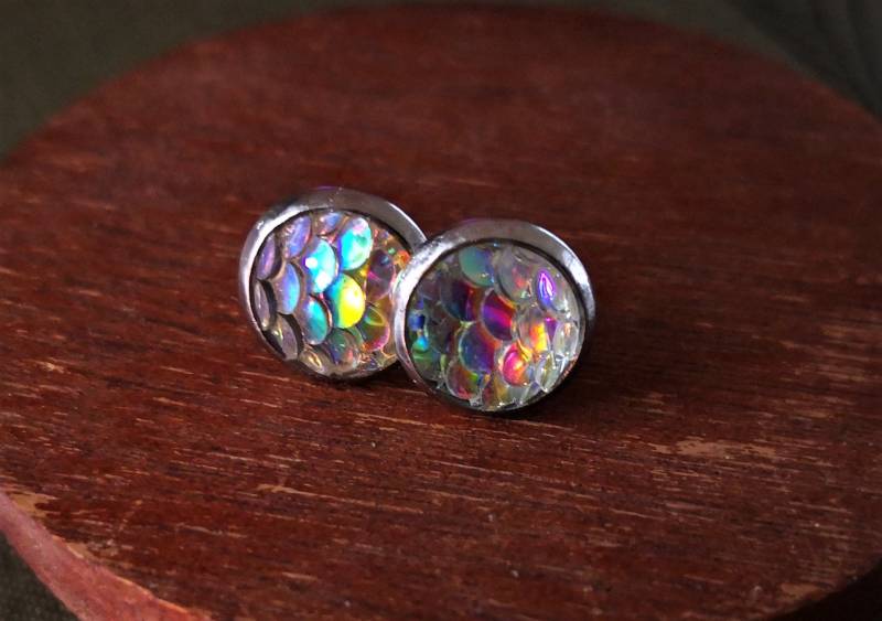 Ohrstecker "Schuppen" Perlmutfarbend von Linneaseifen