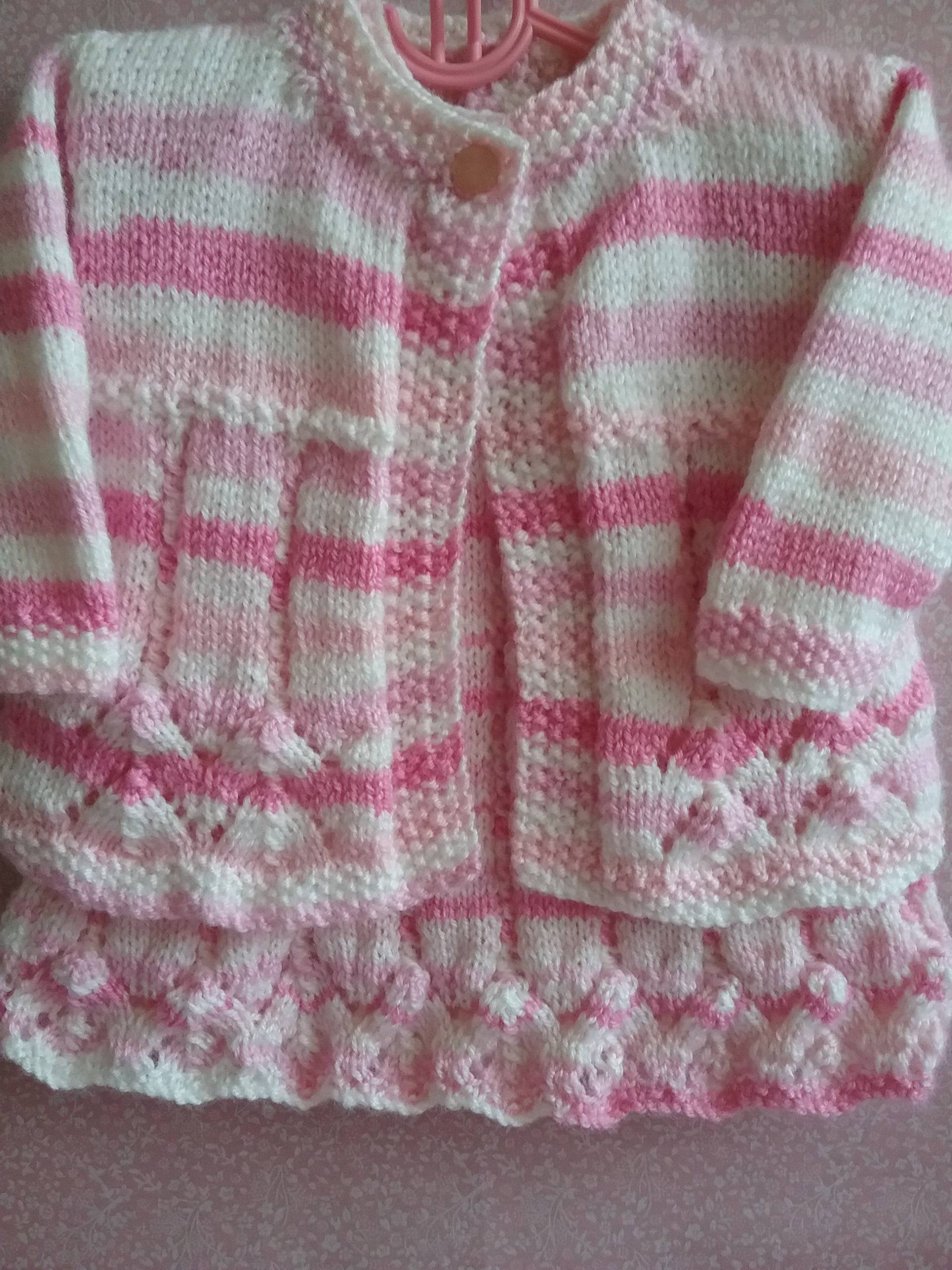 Rosa Streifenkleid Für Babys, Mit Passendem Jäckchen, Schühchen Und Mütze Rosa Streifenkleid Für Babys, Mit Passendem Jäckchen, Schühchen Und Mütze von LinsDesignKnitting