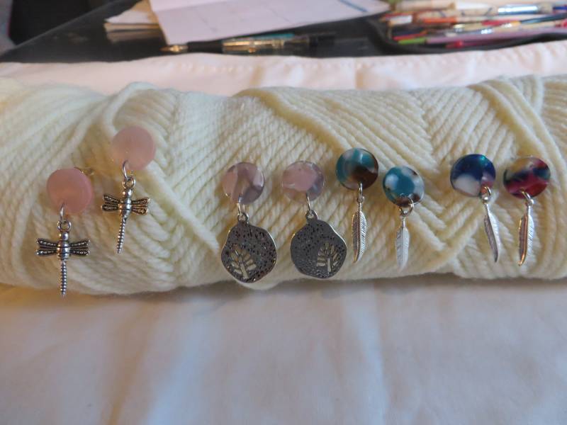 Post Ohrringe, Baumeln, Ohrstecker, Libelle, Feder, Baum von LinsFinalTouch