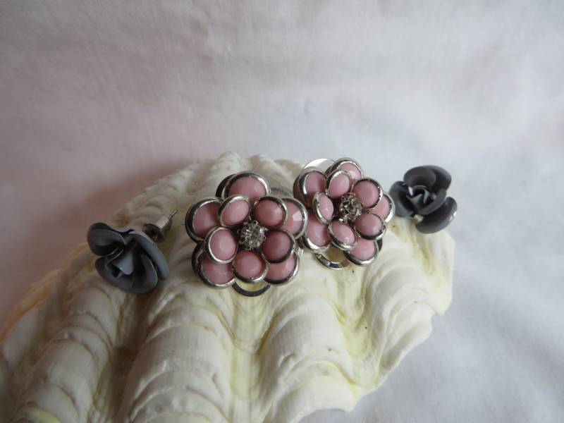 Zwei Paar Blume Post Ohrringe, Post von LinsFinalTouch