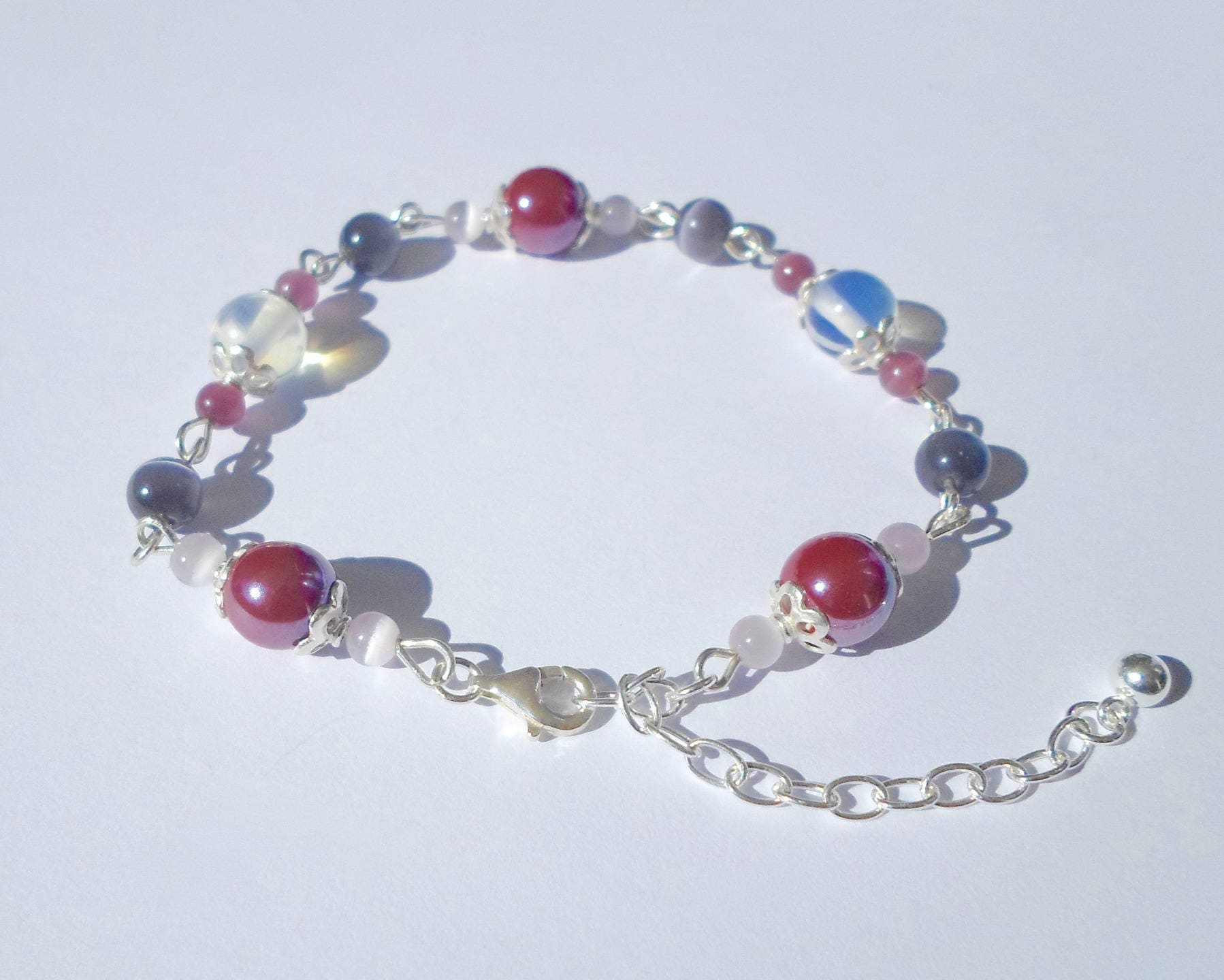 Armband „Sakura" Aus Massivem Silber Mit Mondsteinperlen, Amethystfarbenem Katzenauge, Anthrazitfarbenen Und Burgunderfarbenen Keramikperlen Armband „Sakura" Aus Massivem Silber Mit Mondsteinperlen, Amethystfarbenem Katzenauge, Anthrazitfarbenen Und Burgunderfarbenen Keramikperlen von LinseyyCreations