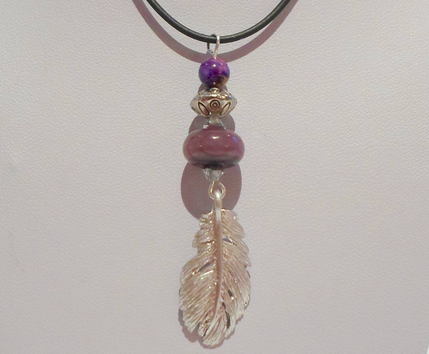 Halskette Aus Latexkordel Im Ethno-stil Mit Lila-Silbernem Federanhänger Und Lampwork-Perle Halskette Aus Latexkordel Im Ethno-stil Mit Lila-Silbernem Federanhänger Und Lampwork-Perle von LinseyyCreations