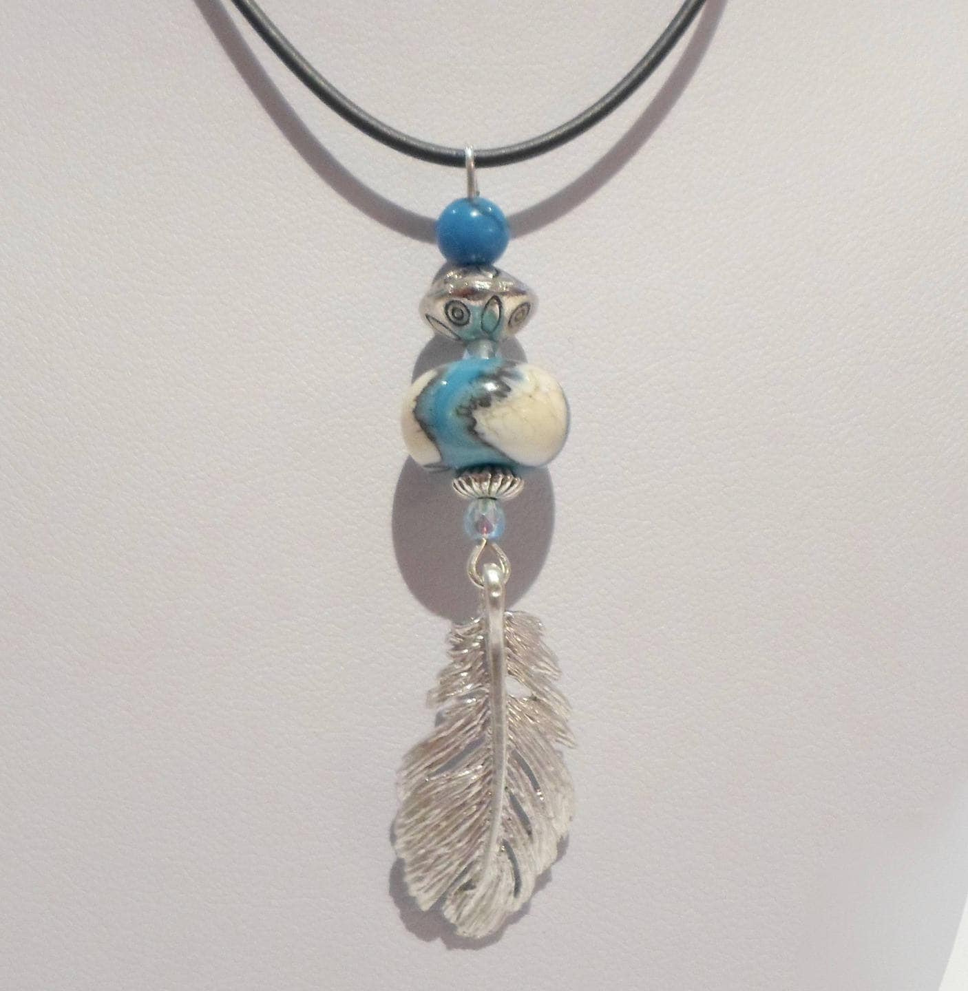 Halskette Aus Latexkordel Im Ethno-stil Mit Türkisfarbenem, Silbernem Federanhänger Und Lampwork-Perle Halskette Aus Latexkordel Im Ethno-stil Mit Türkisfarbenem, Silbernem Federanhänger Und Lampwork-Perle von LinseyyCreations