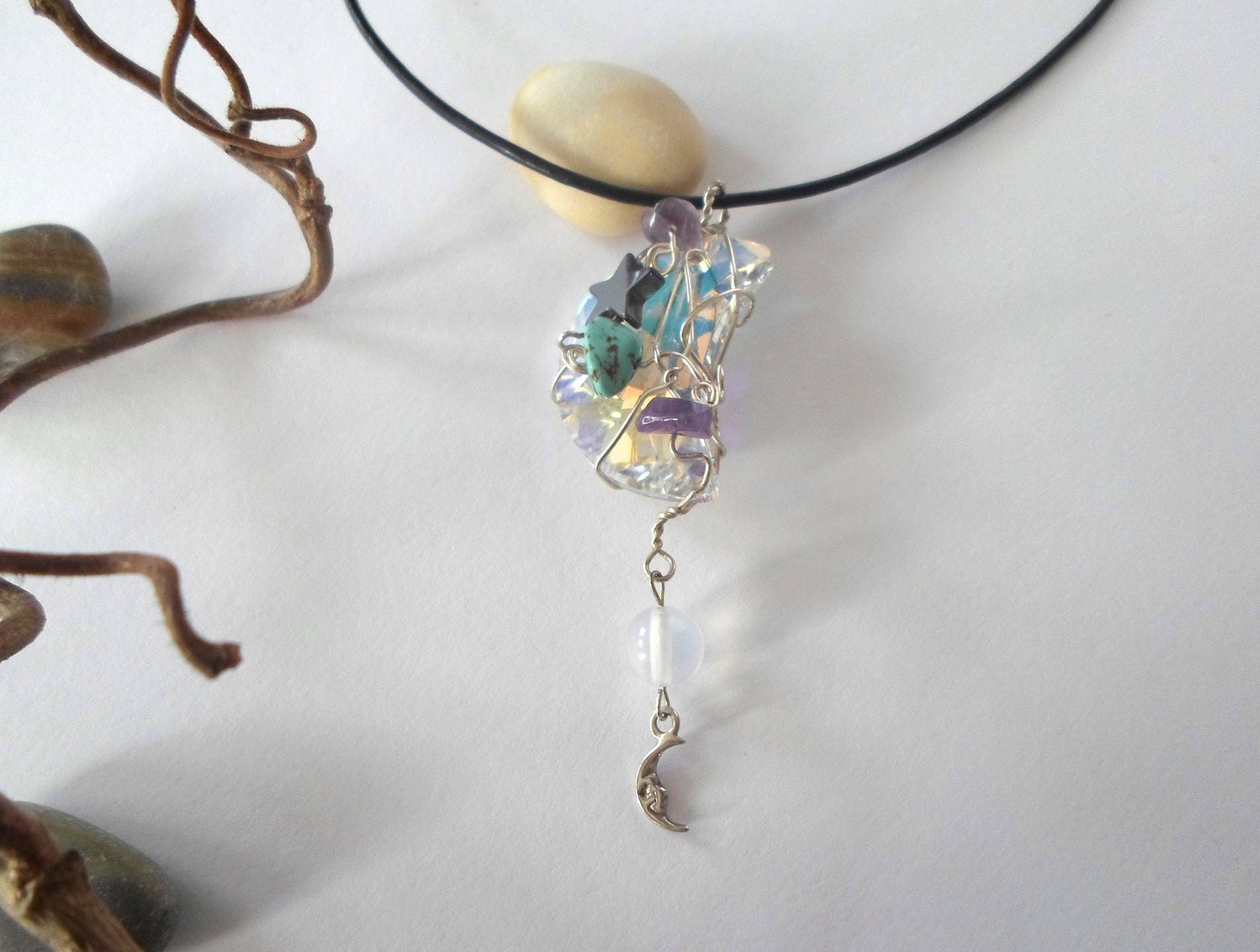 Halskette Aus Lederband Und Mondanhänger Swarovski-Kristallen Halskette Aus Lederband Und Mondanhänger Swarovski-Kristallen von LinseyyCreations