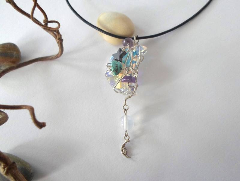 Halskette Aus Lederband Und Mondanhänger Swarovski-Kristallen von LinseyyCreations