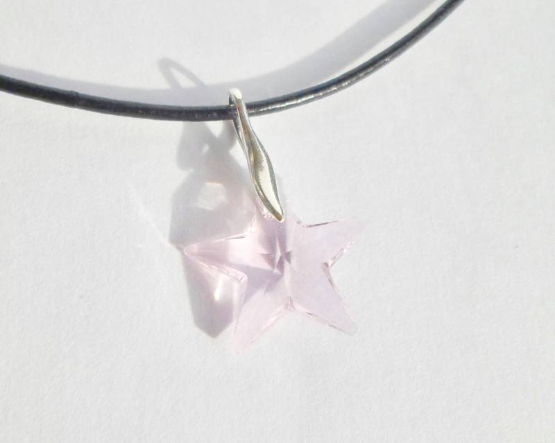 Halskette Mit Lederband Und Rosa Swarovski-sternanhänger Halskette Mit Lederband Und Rosa Swarovski-sternanhänger von LinseyyCreations